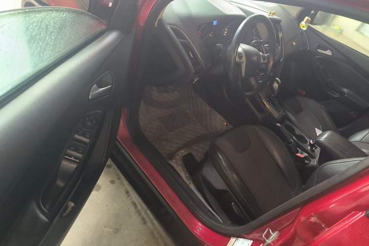 Used Ford Focus 2012 Hatchback 1.6L Automatic Fashion Edition Driver Seat