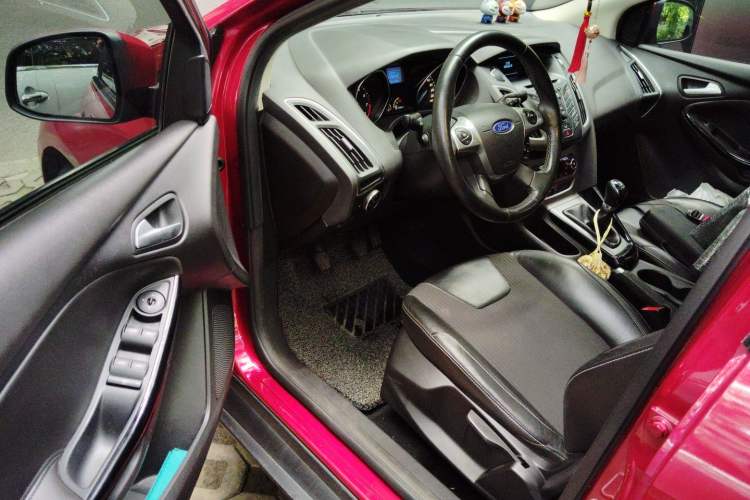 Used Ford Focus 2012 Sedan 1.6L Manual Fashion Edition Driver Seat