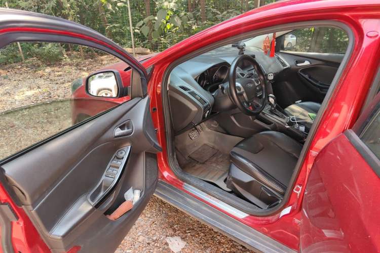 Used Ford Focus 2012 Hatchback 1.6L Automatic Fashion Edition Driver Seat