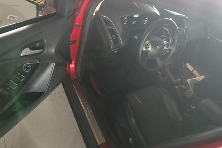 Used Ford Focus 2012 Hatchback 1.6L Manual Fashion Edition Driver Seat