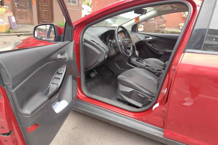 Used Ford Focus 2012 Hatchback 1.6L Automatic Fashion Edition Driver Seat