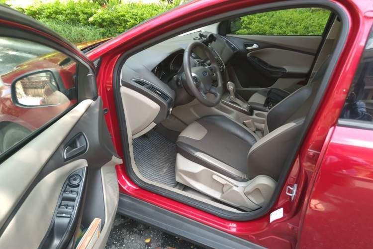 Used Ford Focus 2012 Hatchback 1.6L Automatic Fashion Edition Driver Seat