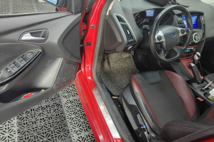 Used Ford Focus 2012 Hatchback 2.0L Automatic Luxury Sport Model Driver Seat