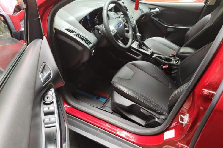Used Ford Focus 2012 Hatchback 1.6L Automatic Fashion Edition Driver Seat