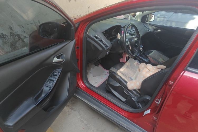 Used Ford Focus 2012 Hatchback 1.6L Automatic Fashion Edition Driver Seat
