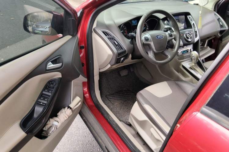 Used Ford Focus 2012 Hatchback 1.6L Automatic Fashion Edition Driver Seat