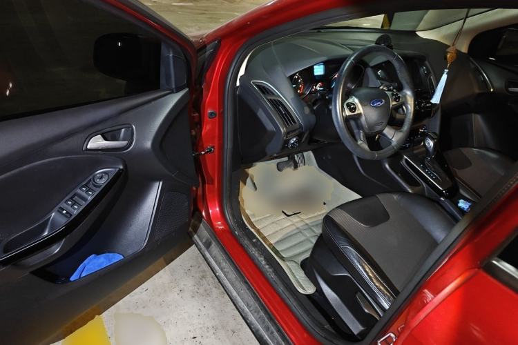 Used Ford Focus 2012 Hatchback 1.6L Automatic Fashion Edition Driver Seat