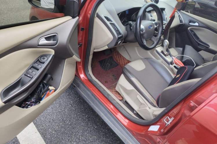 Used Ford Focus 2012 Hatchback 1.6L Automatic Fashion Edition Driver Seat