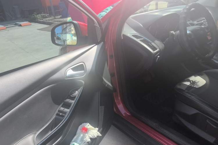 Used Ford Focus 2012 Hatchback 1.6L Automatic Fashion Edition Driver Seat