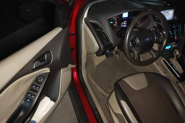 Used Ford Focus 2012 Sedan 1.6L Automatic Fashion Edition Driver Seat