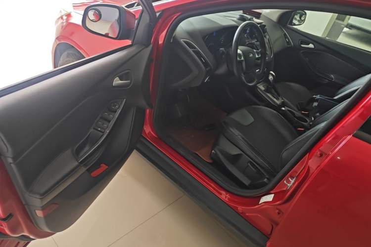 Used Ford Focus 2012 Sedan 1.6L Automatic Fashion Edition Driver Seat