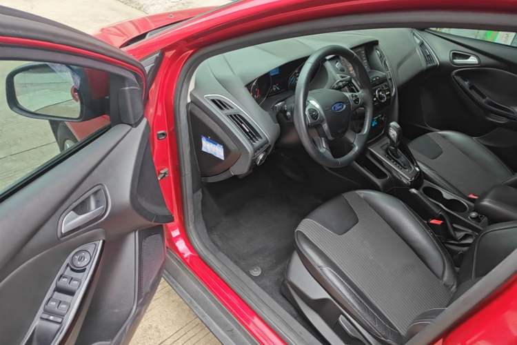 Used Ford Focus 2012 Sedan 1.6L Automatic Fashion Edition Driver Seat