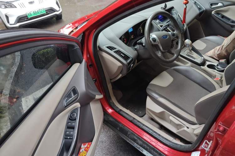 Used Ford Focus 2012 Hatchback 1.6L Automatic Fashion Edition Driver Seat