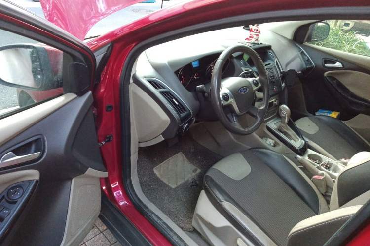 Used Ford Focus 2012 Hatchback 1.6L Automatic Fashion Edition Driver Seat