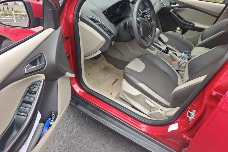 Used Ford Focus 2012 Hatchback 1.6L Automatic Fashion Edition Driver Seat