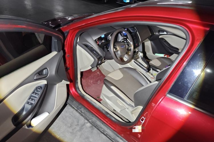 Used Ford Focus 2012 Hatchback 1.6L Automatic Fashion Edition Driver Seat