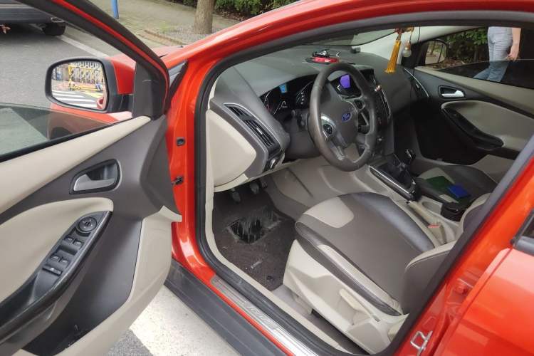 Used Ford Focus 2012 Hatchback 1.6L Manual Fashion Edition Driver Seat