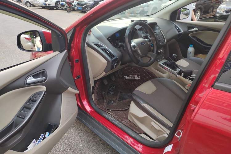 Used Ford Focus 2012 Sedan 1.6L Manual Fashion Edition Driver Seat