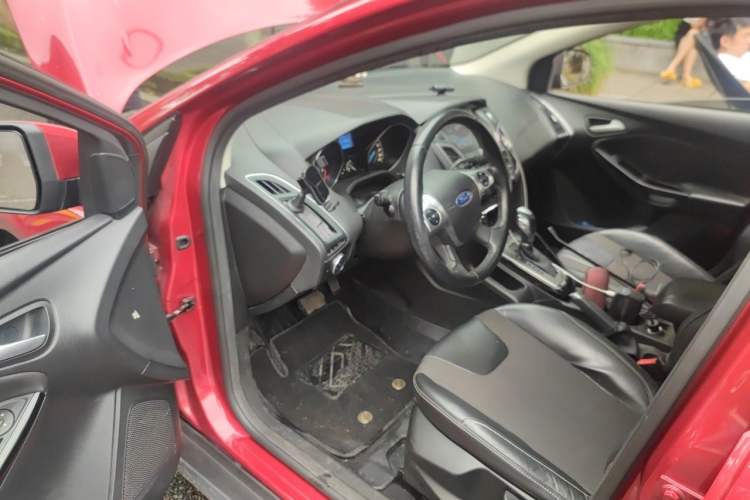 Used Ford Focus 2012 Sedan 1.6L Automatic Fashion Edition Driver Seat