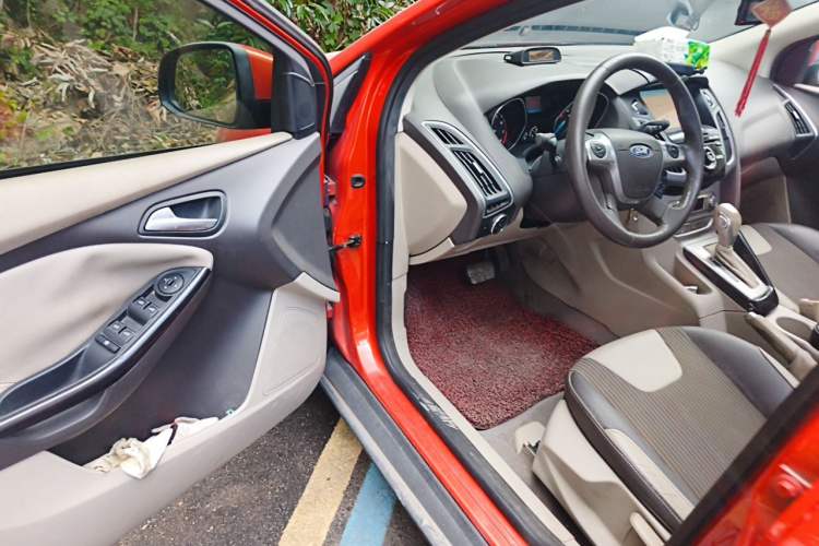Used Ford Focus 2012 Hatchback 1.6L Automatic Fashion Edition Driver Seat
