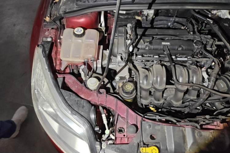 Used Ford Focus 2012 Hatchback 1.6L Automatic Fashion Edition Engine Bay Right