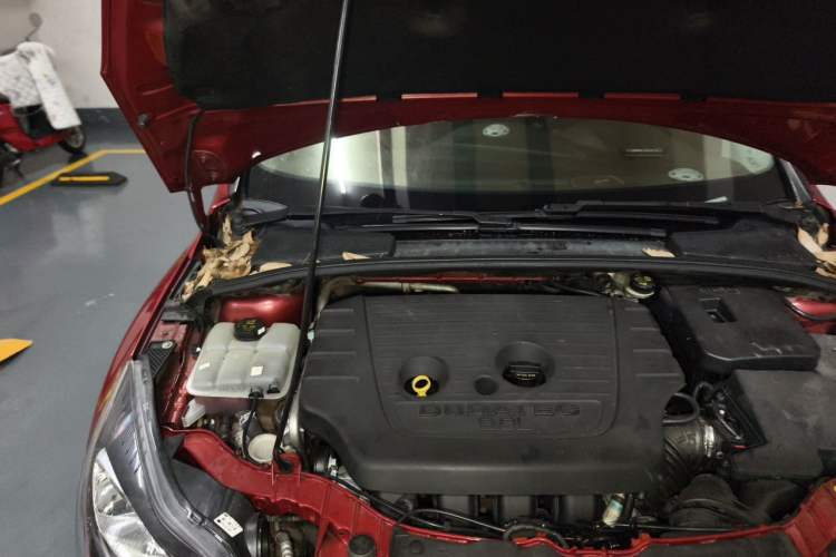 Used Ford Focus 2012 Hatchback 2.0L Automatic Luxury Sport Model Engine Bay Right