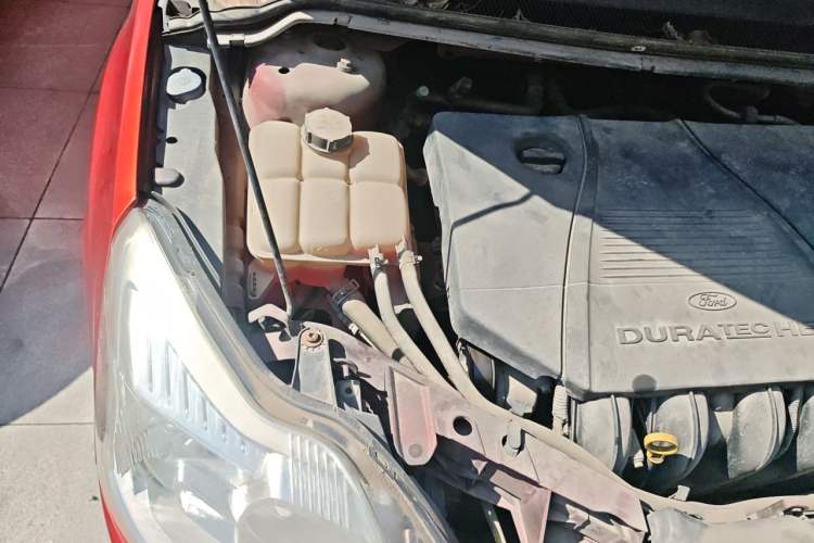 Used Ford Focus 2012 Sedan Classic 1.8L Manual Base Model Engine Bay Right