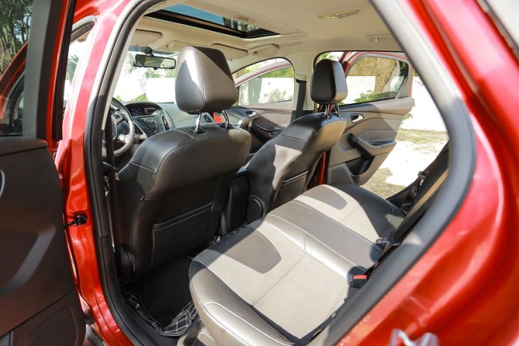 Used Ford Focus 2012 Hatchback 1.6L Automatic Fashion Edition Exterior 5