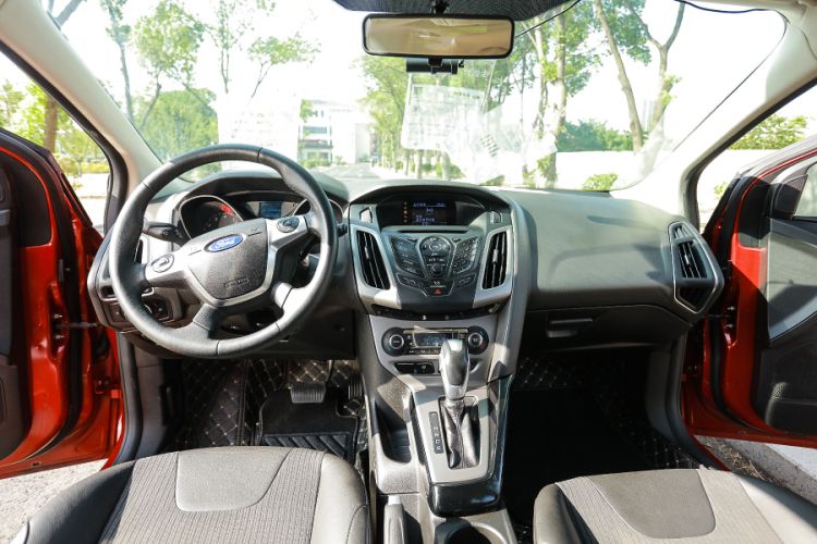Used Ford Focus 2012 Hatchback 1.6L Automatic Fashion Edition Exterior 6