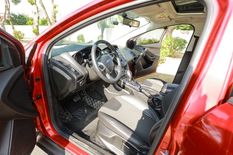 Used Ford Focus 2012 Hatchback 1.6L Automatic Fashion Edition Exterior 8