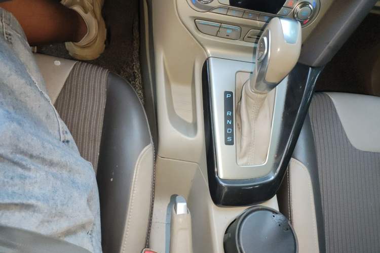 Used Ford Focus 2012 Sedan 1.6L Automatic Fashion Edition Gear Lever