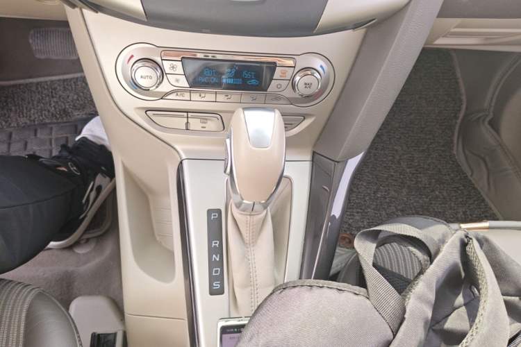 Used Ford Focus 2012 Hatchback 1.6L Automatic Fashion Edition Gear Lever