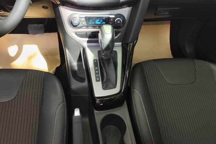 Used Ford Focus 2012 Sedan 1.6L Automatic Fashion Edition Gear Lever