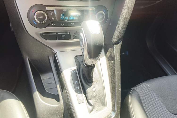 Used Ford Focus 2012 Sedan 1.6L Automatic Fashion Edition Gear Lever