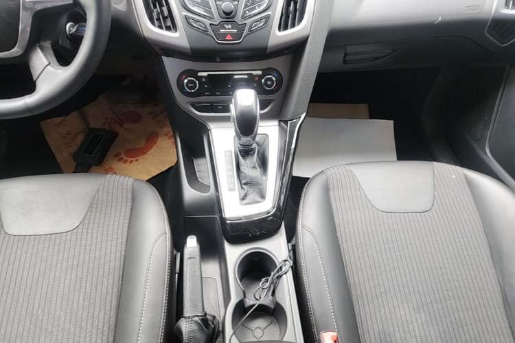 Used Ford Focus 2012 Hatchback 1.6L Automatic Fashion Edition Gear Lever