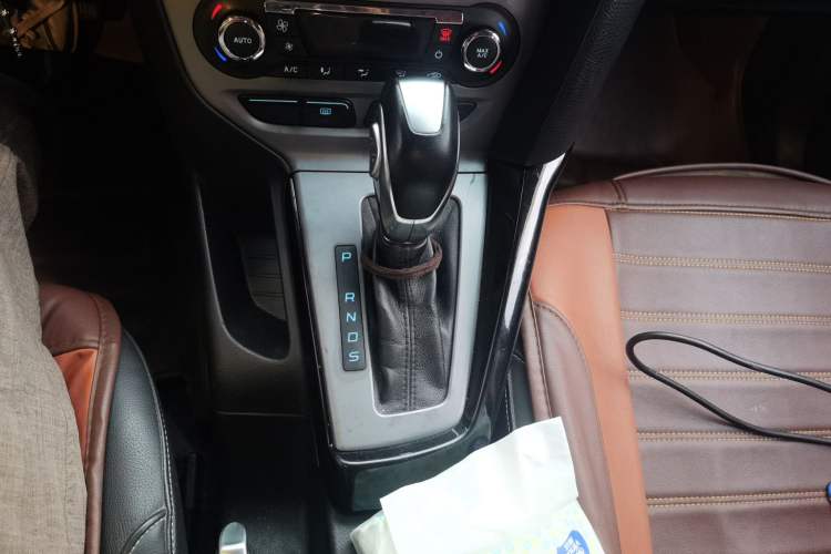 Used Ford Focus 2012 Sedan 1.6L Automatic Fashion Edition Gear Lever
