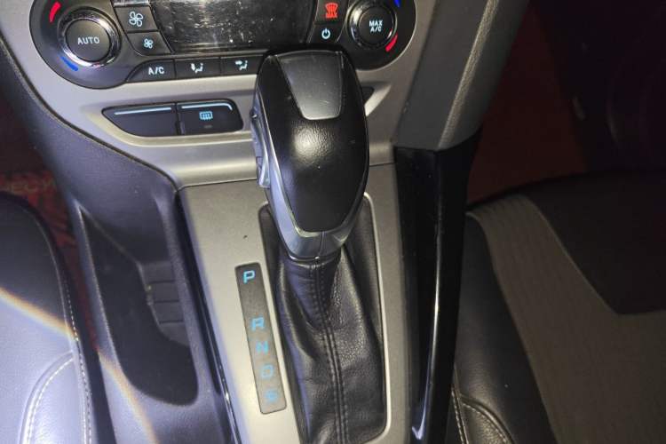 Used Ford Focus 2012 Sedan 1.6L Automatic Fashion Edition Gear Lever