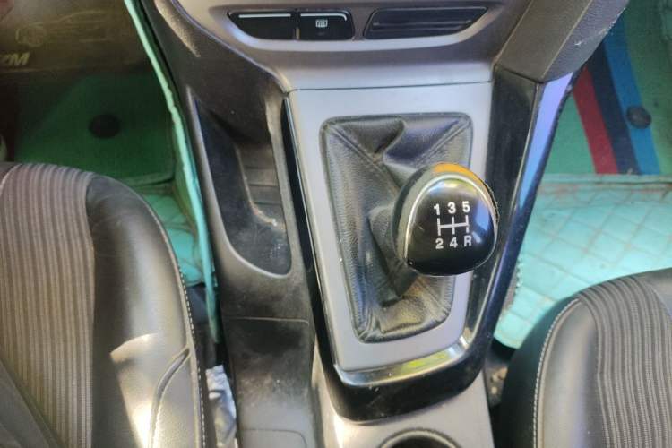 Used Ford Focus 2012 Hatchback 1.6L Manual Fashion Edition Gear Lever