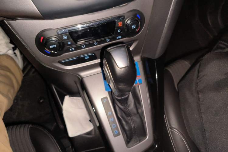 Used Ford Focus 2012 Sedan 1.6L Automatic Fashion Edition Gear Lever