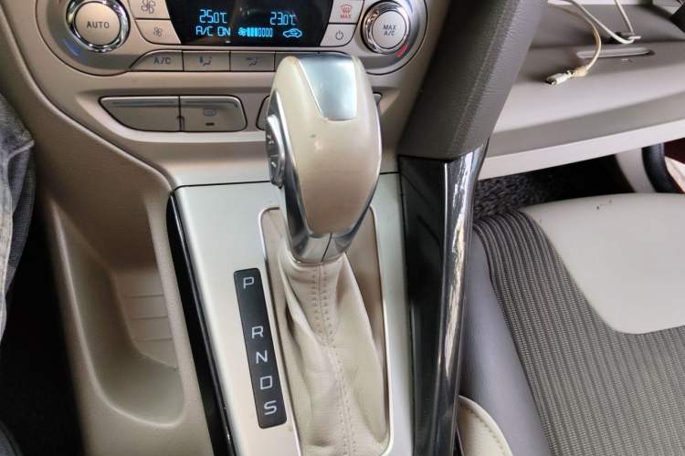 Used Ford Focus 2012 Hatchback 1.6L Automatic Fashion Edition Gear Lever