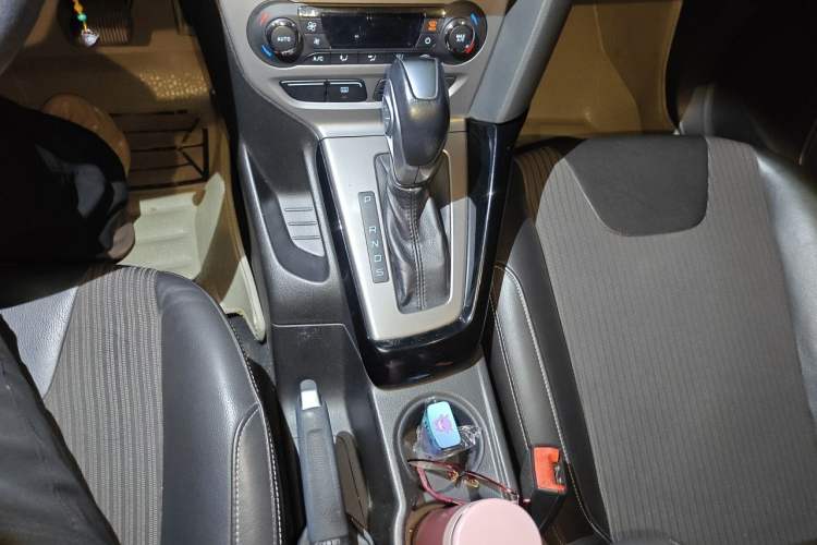 Used Ford Focus 2012 Hatchback 1.6L Automatic Fashion Edition Gear Lever