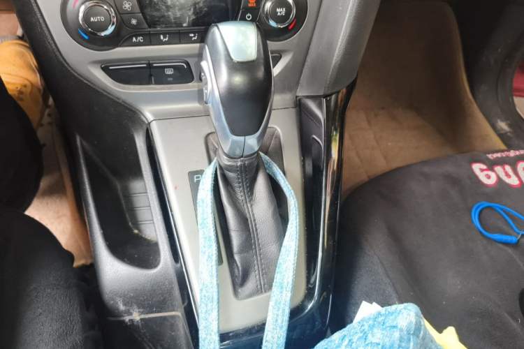 Used Ford Focus 2012 Sedan 1.6L Automatic Fashion Edition Gear Lever