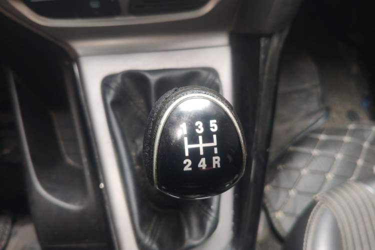 Used Ford Focus 2012 Sedan 1.6L Manual Fashion Edition Gear Lever