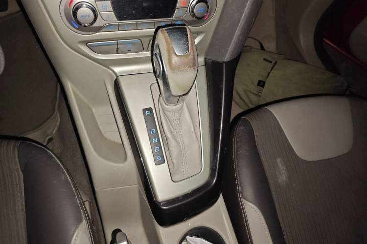 Used Ford Focus 2012 Sedan 1.6L Automatic Fashion Edition Gear Lever