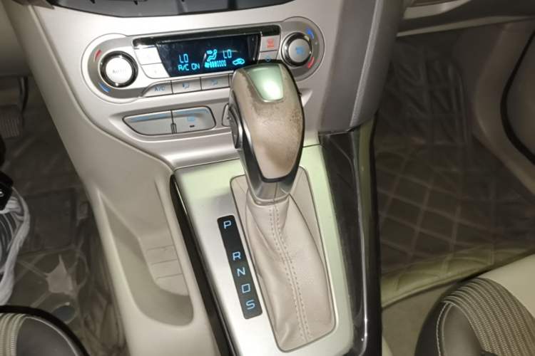 Used Ford Focus 2012 Hatchback 1.6L Automatic Fashion Edition Gear Lever