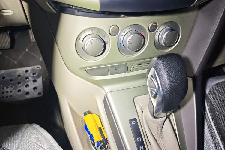 Used Ford Focus 2012 Sedan 1.6L Automatic Comfort Model Gear Lever