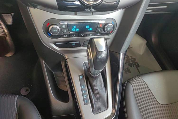 Used Ford Focus 2012 Sedan 1.6L Automatic Fashion Edition Gear Lever