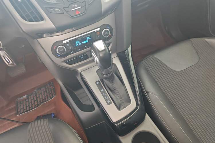 Used Ford Focus 2012 Sedan 1.6L Automatic Fashion Edition Gear Lever