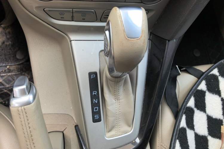 Used Ford Focus 2012 Sedan 2.0L Automatic Flagship Model Gear Lever