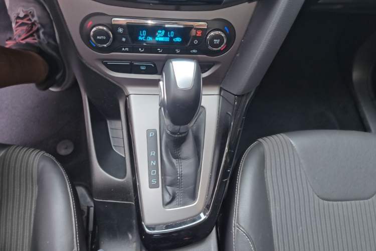 Used Ford Focus 2012 Sedan 1.6L Automatic Fashion Edition Gear Lever